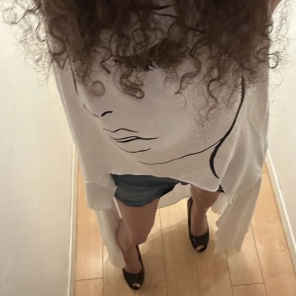 Sleeveless abstract, figure print round neck, asymmetrical hem tunic top. Says 2 - Picture 6 of 11